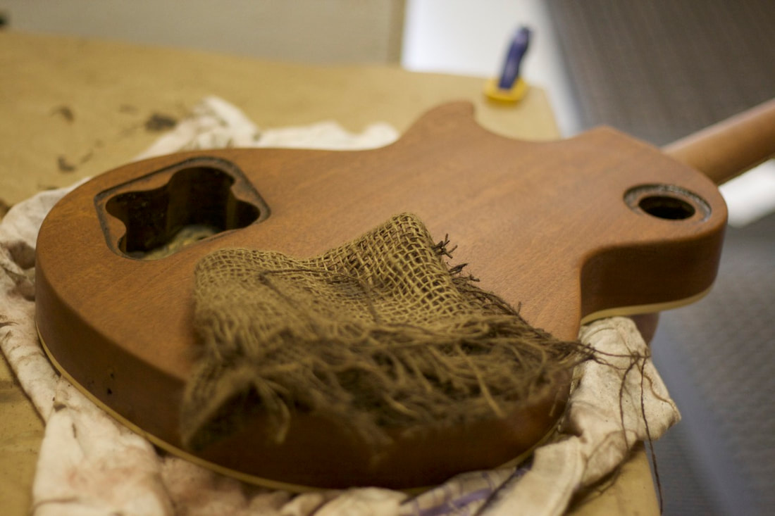 sorokin-guitars-52-les-paul-restoration-grain-filler18_orig.jpg